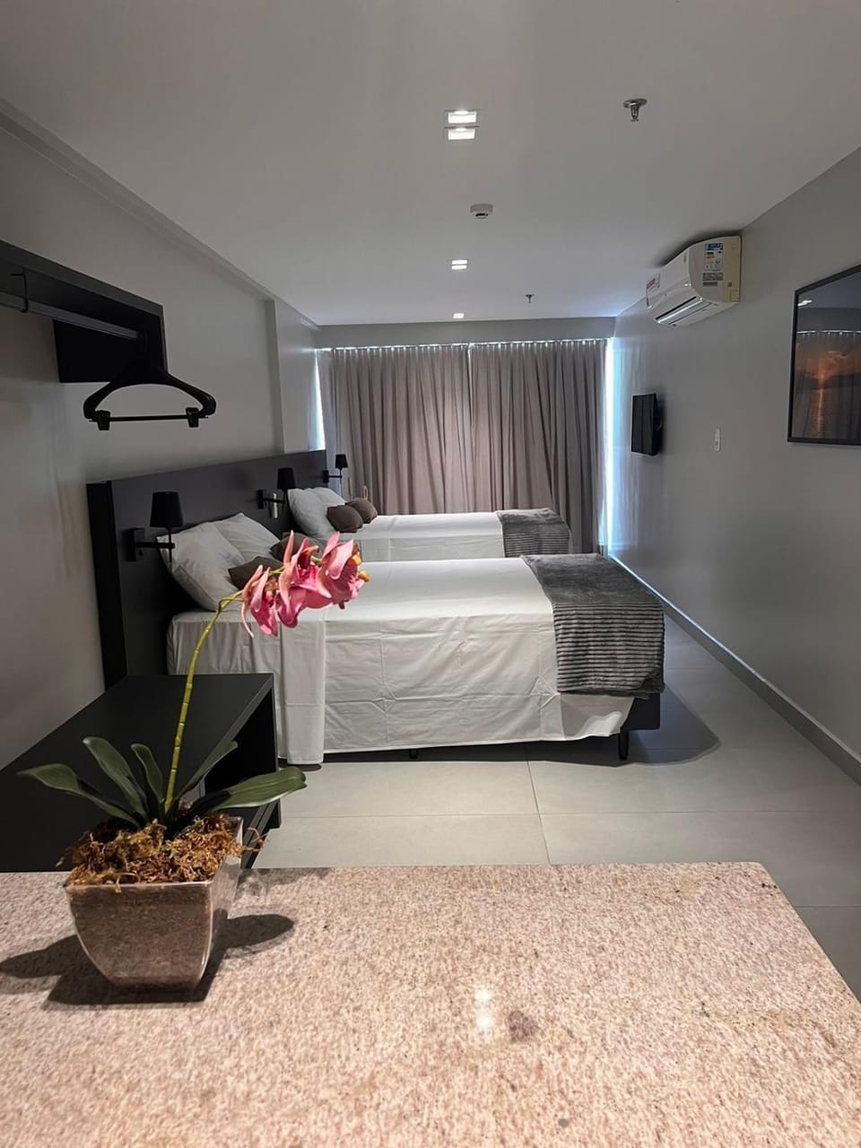 Bed, TV and multimedia, Photo of the whole room, Decorative detail, Bedroom, air conditioner