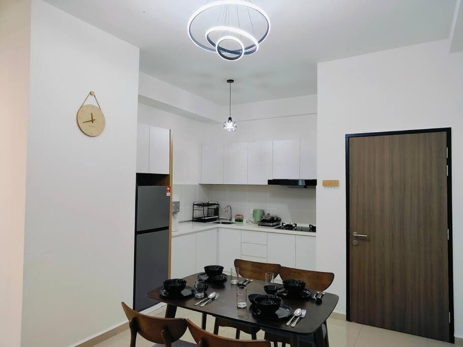 Kitchen or kitchenette, minibar