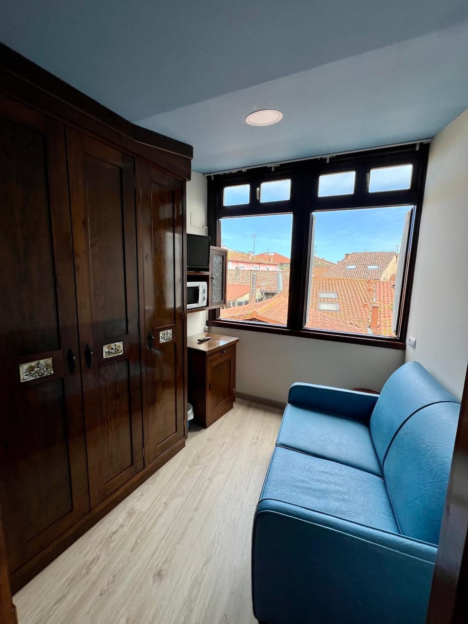 TV and multimedia, Kitchen or kitchenette, Living room, Seating area
