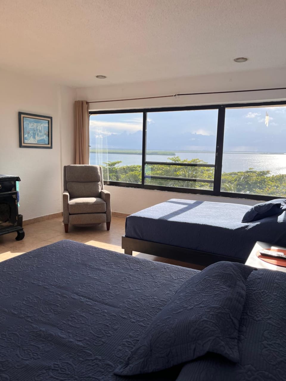 Photo of the whole room, Sea view