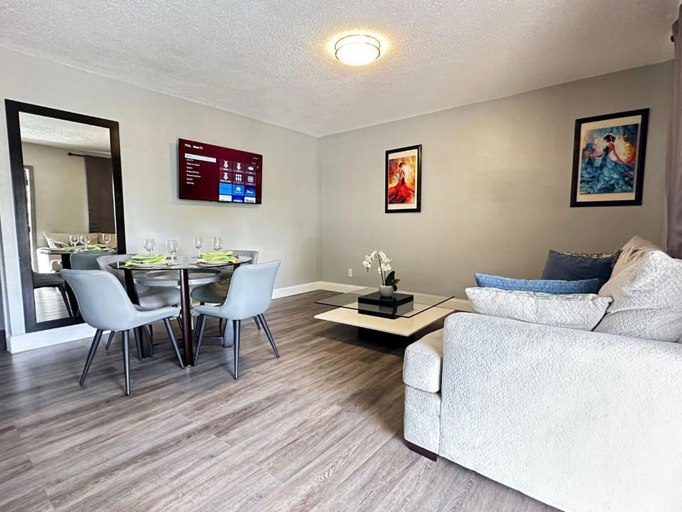TV and multimedia, Living room, Seating area, Dining area