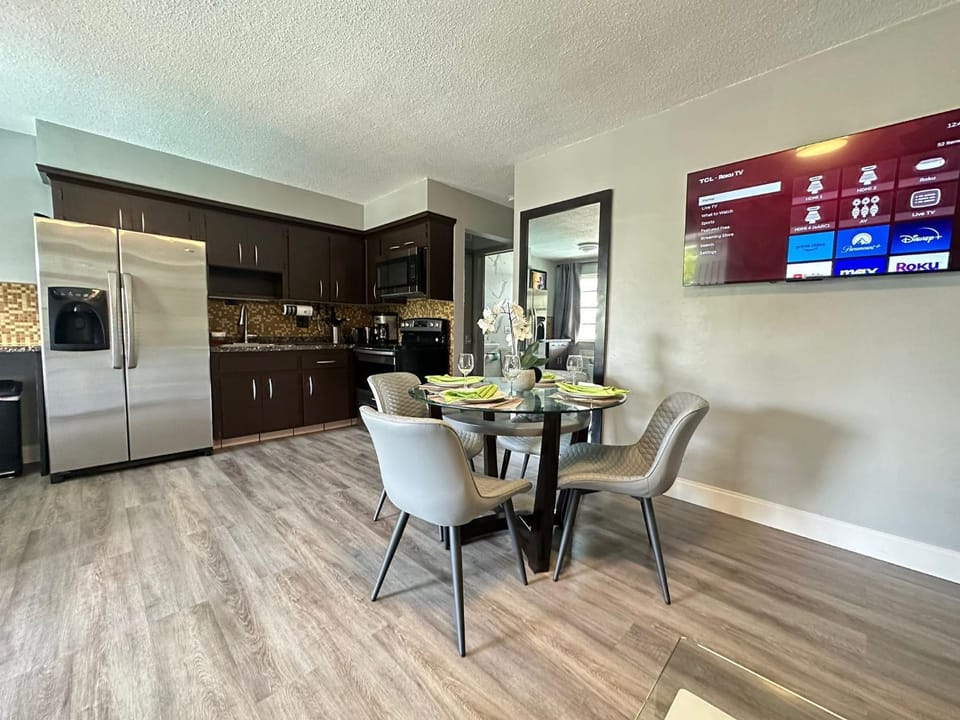 Kitchen or kitchenette, Dining area, oven, stove