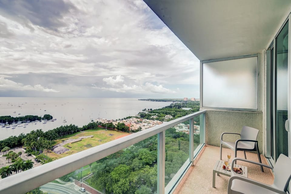Direct Bayview One Bedroom Condo in Coconut Grove Includes parking Apartment in Coconut Grove