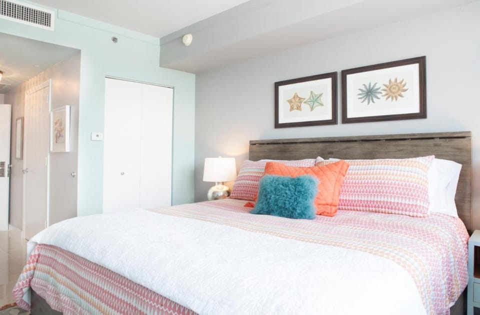 Connecting Rooms-Coconut Grove 10th Floor- Parking Included Apartment in Coconut Grove