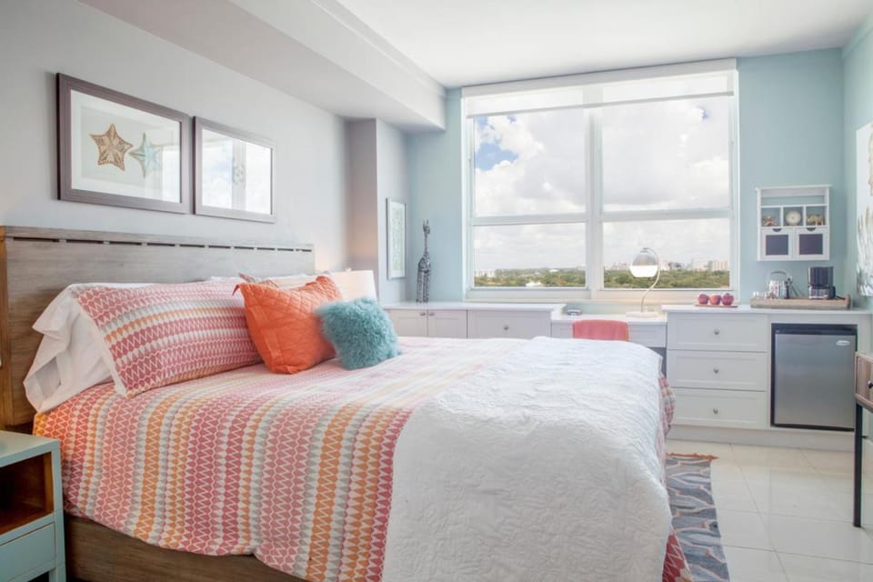 Connecting Rooms-Coconut Grove 10th Floor- Parking Included Apartment in Coconut Grove