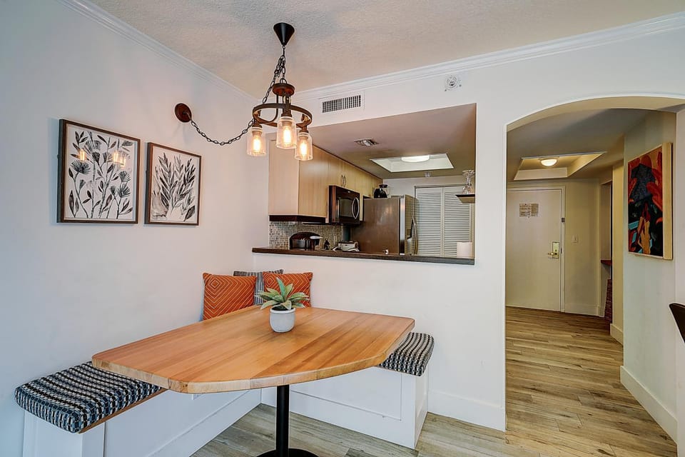 Cute 1 bedroom unit located in Condo Hotel in the heart of Coconut Grove Free Parking House in Coconut Grove