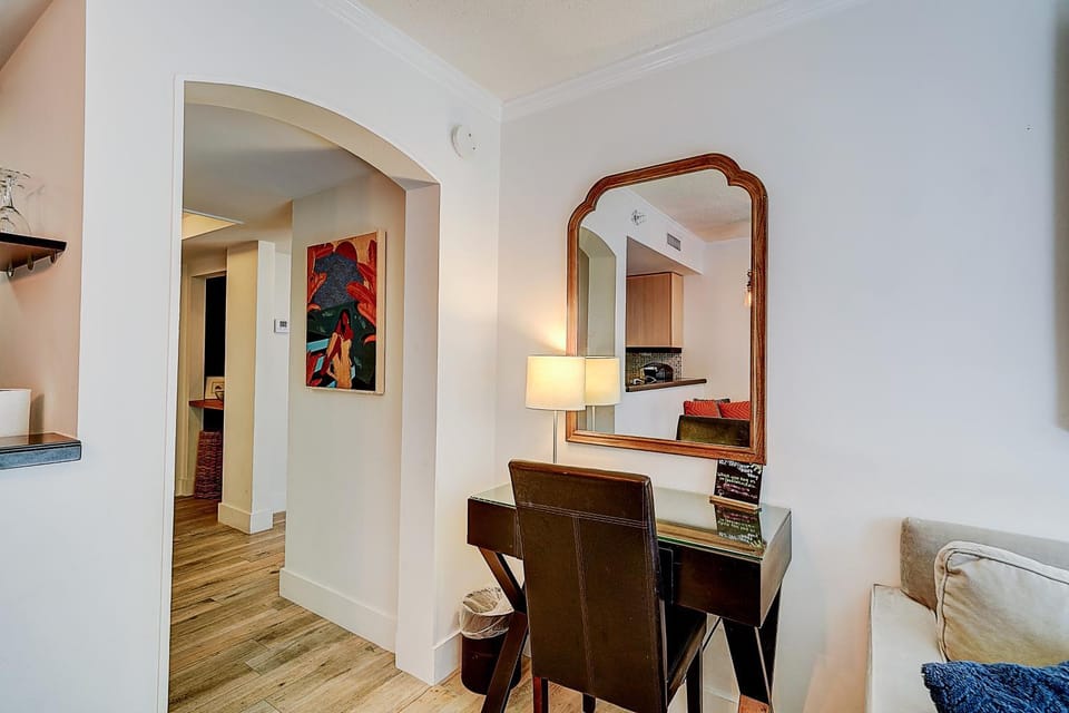 Cute 1 bedroom unit located in Condo Hotel in the heart of Coconut Grove Free Parking House in Coconut Grove