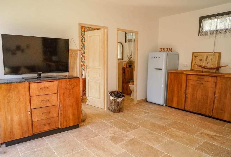 TV and multimedia, Kitchen or kitchenette
