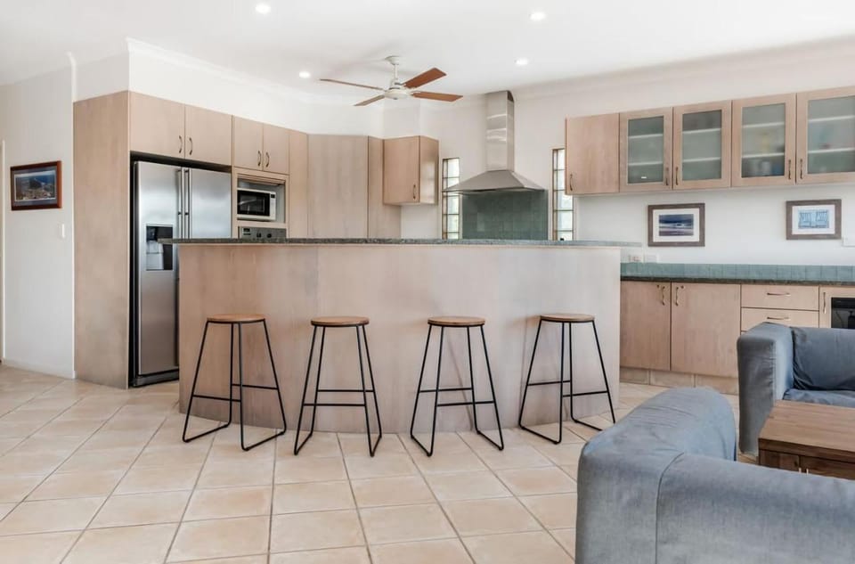Seahorse Family & Pooch Friendly Waterfront Home House in Noosaville
