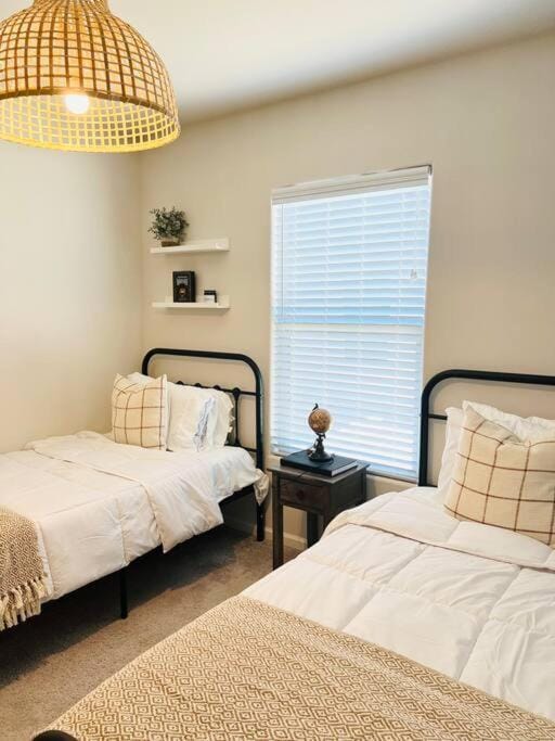 4BR Casa Grande Home Fast WiFi, Grill Sleeps 8 House in Casa Grande
