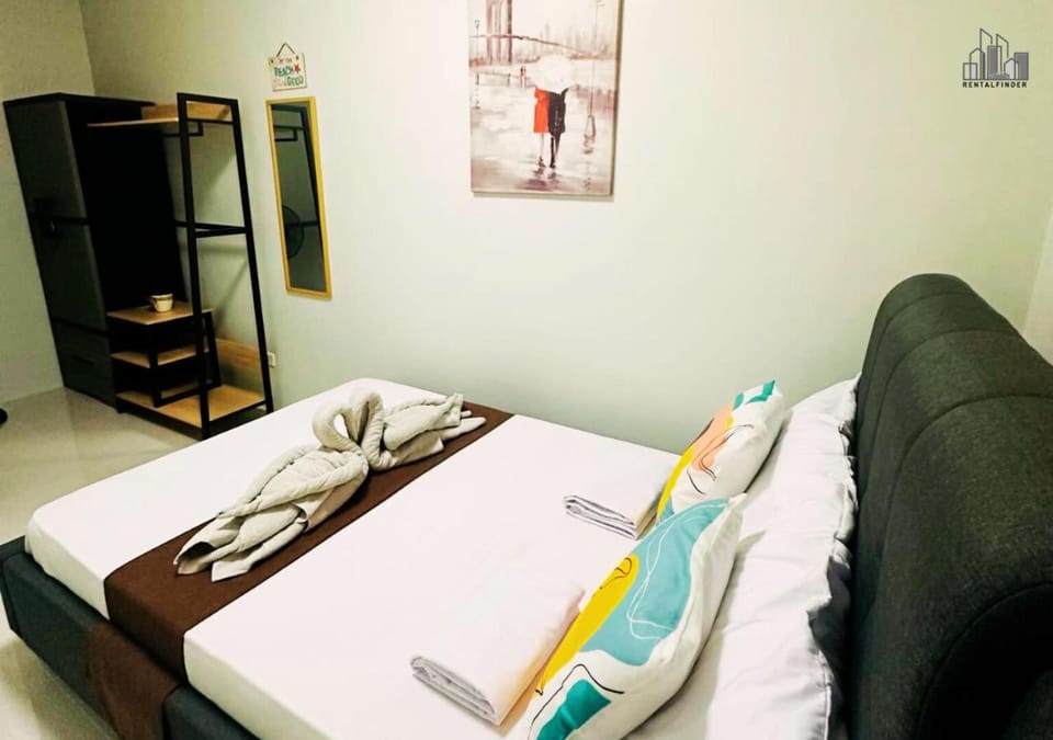 Bed, Living room, Photo of the whole room, Seating area, Bedroom, towels