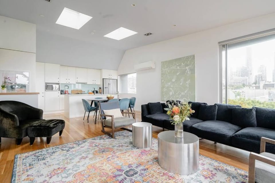 Kitchen or kitchenette, Living room, Seating area, Dining area