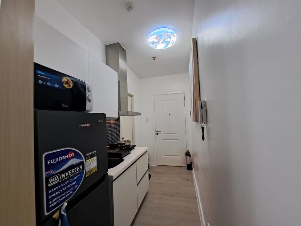 Kitchen or kitchenette, minibar