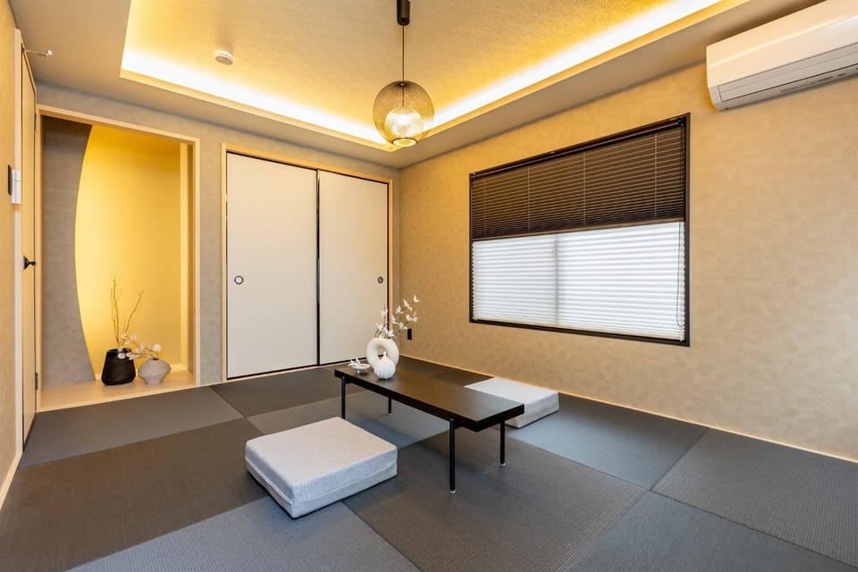 Photo of the whole room, air conditioner