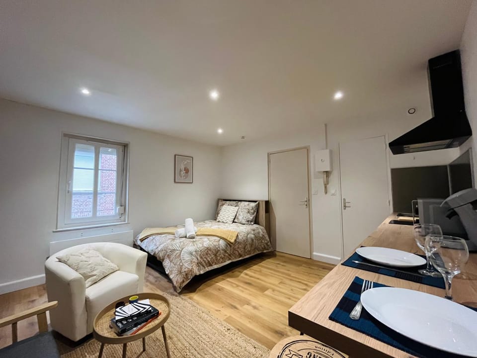 Bed, Living room, Photo of the whole room, Bedroom