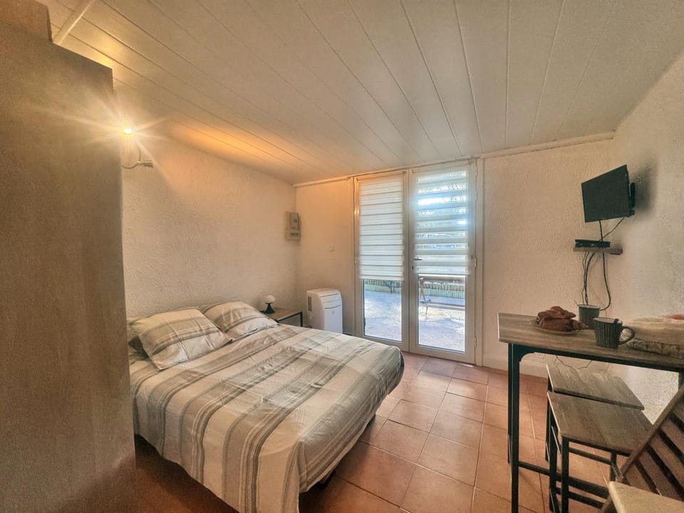 TV and multimedia, Photo of the whole room, Bedroom