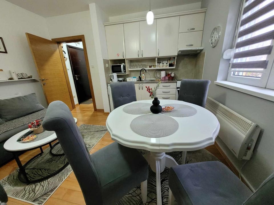 Kitchen or kitchenette, Living room, Seating area, Dining area, internet, oven