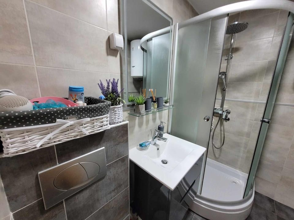 Shower, Toilet, Bathroom, towels
