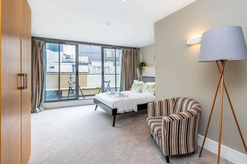 Bed, Seating area, Bedroom