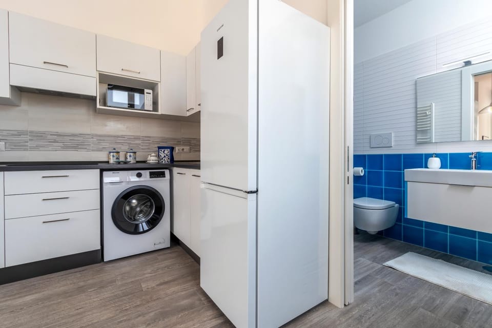 Bathroom, Kitchen or kitchenette, washing machine