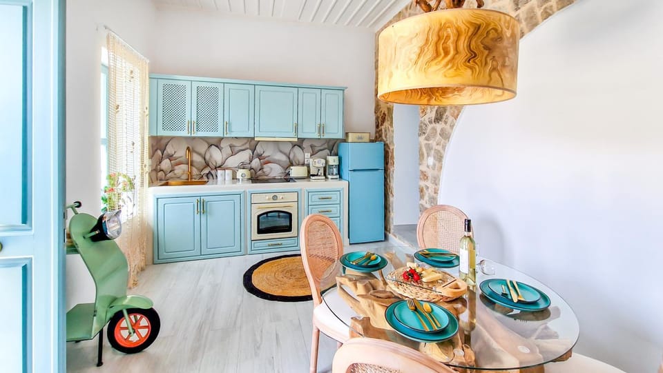 Kitchen or kitchenette, pet friendly, stove, toaster