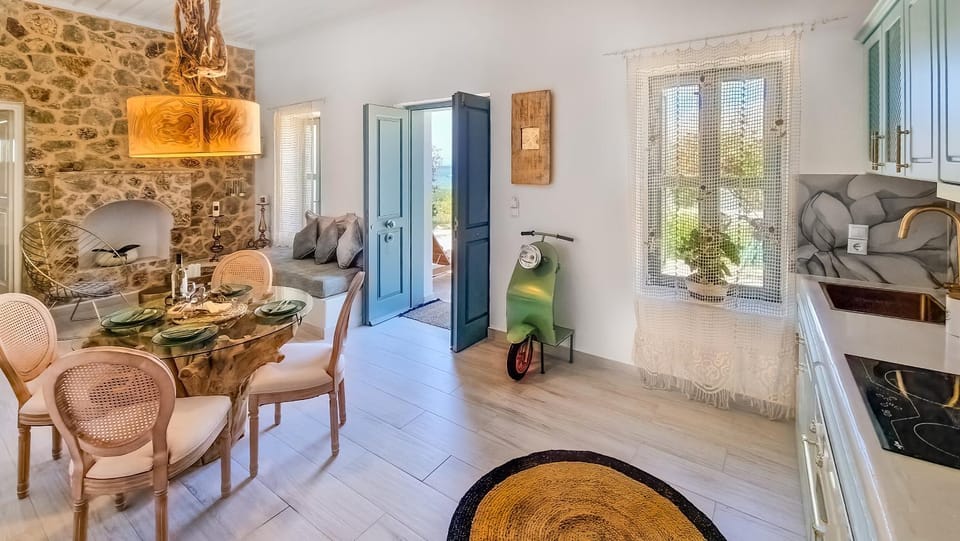 Kitchen or kitchenette, Photo of the whole room, Seating area