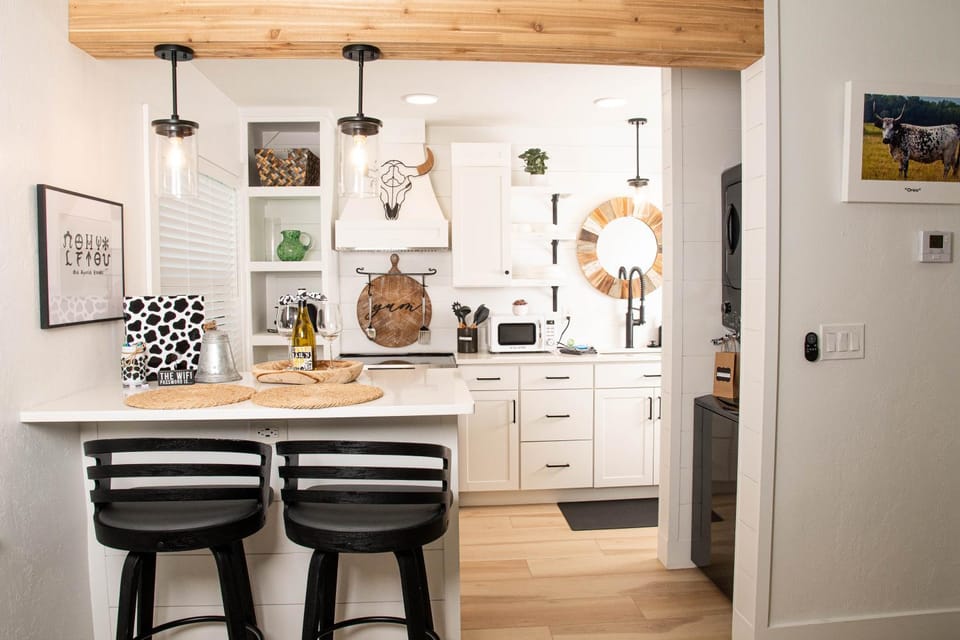 Dining area, Alcoholic drinks, dishwasher, internet, microwave, oven, stove, toaster, washing machine, dryer, kitchen