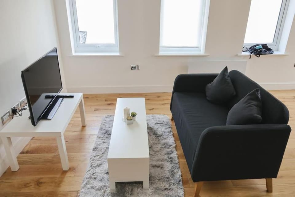 Peaceful 2 Bed Townhouse, Close to City Centre Apartment in Reading