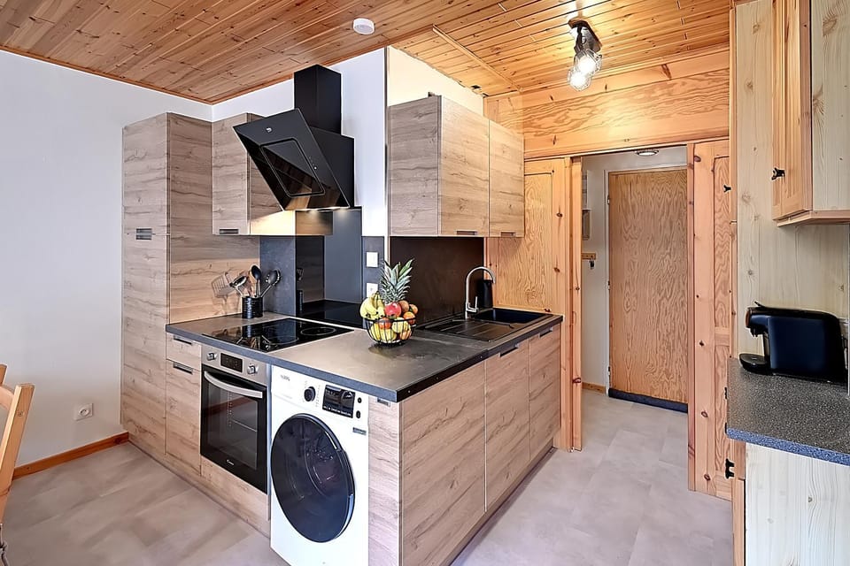 Coffee/tea facilities, Kitchen or kitchenette, dishwasher, microwave, oven, stove, toaster, washing machine, dryer