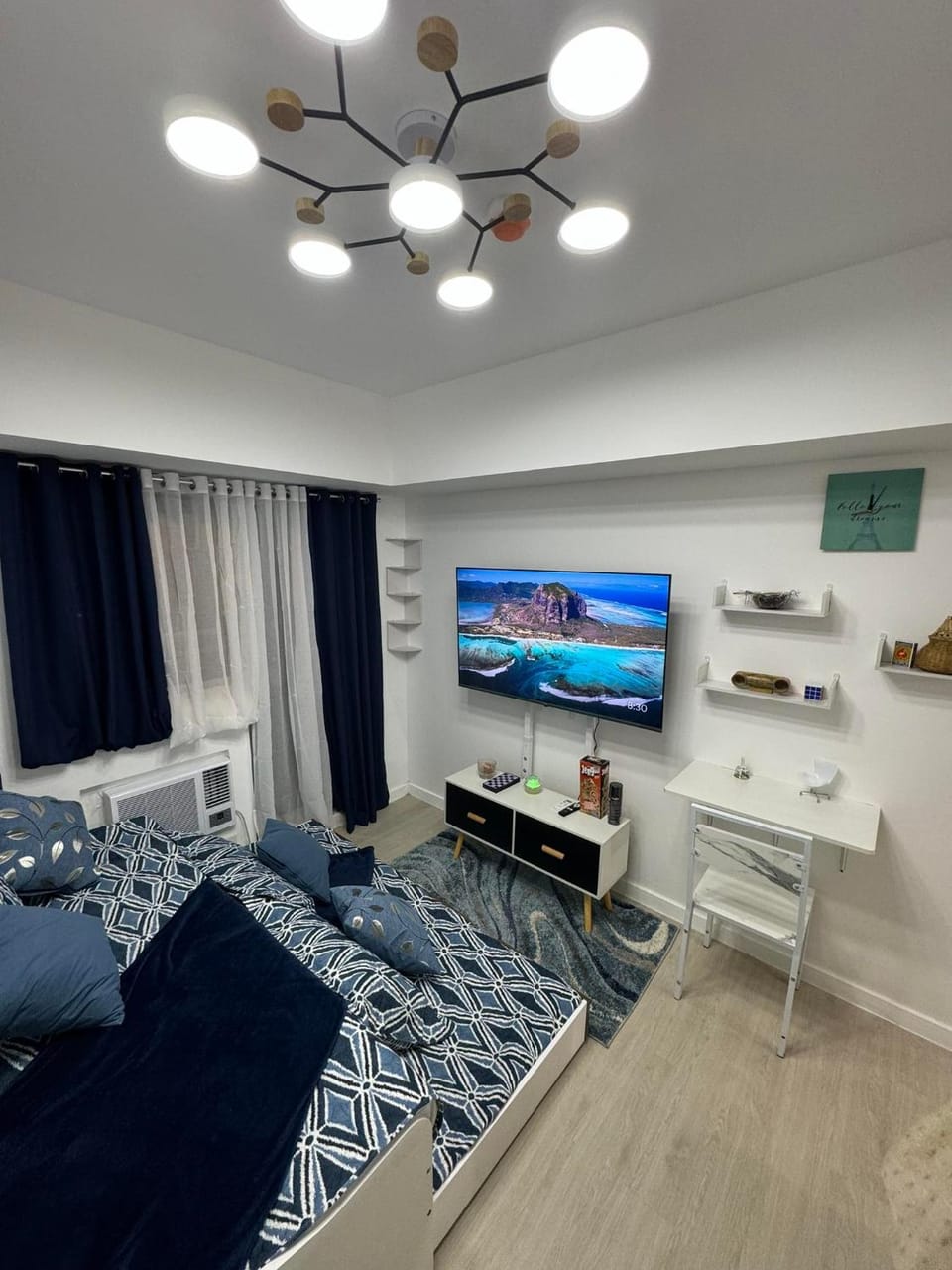 Bed, TV and multimedia, Photo of the whole room, Seating area