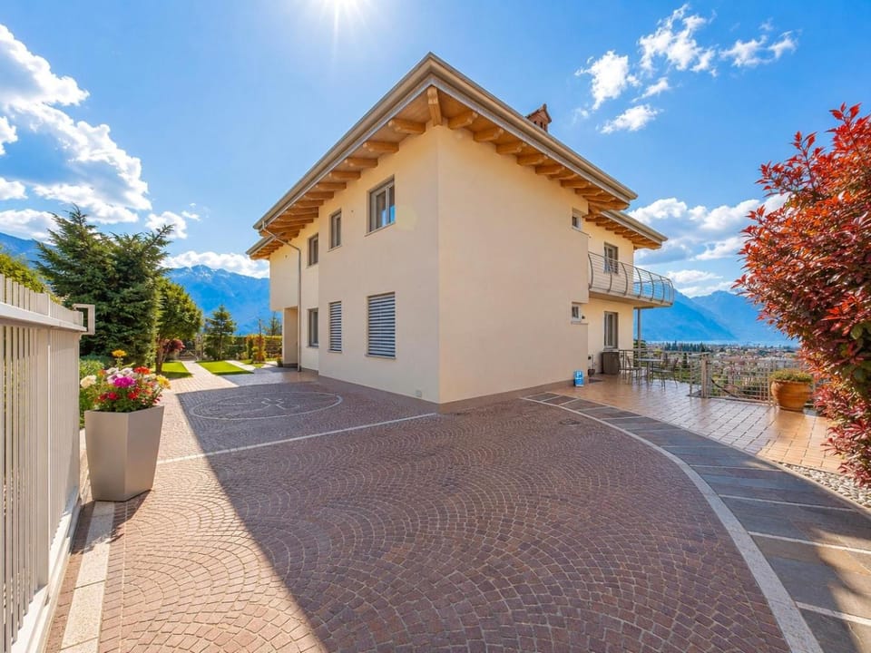 Property building, Neighbourhood, Mountain view, Parking