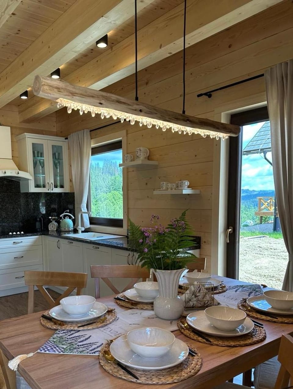 Kitchen or kitchenette, Dining area