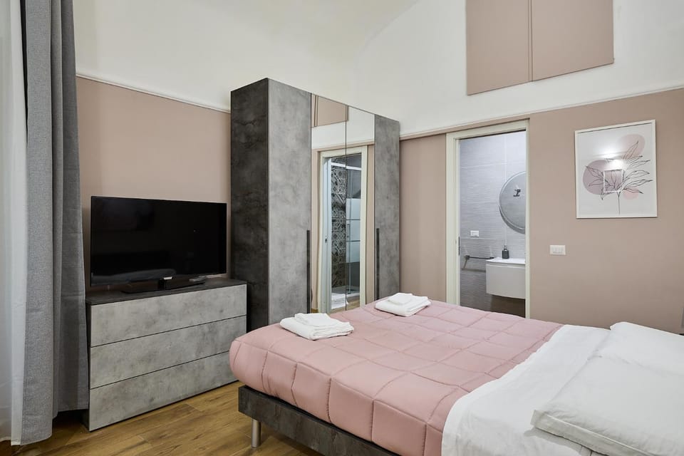 Bed, Bathroom, TV and multimedia, Photo of the whole room, Bedroom, towels, wardrobe