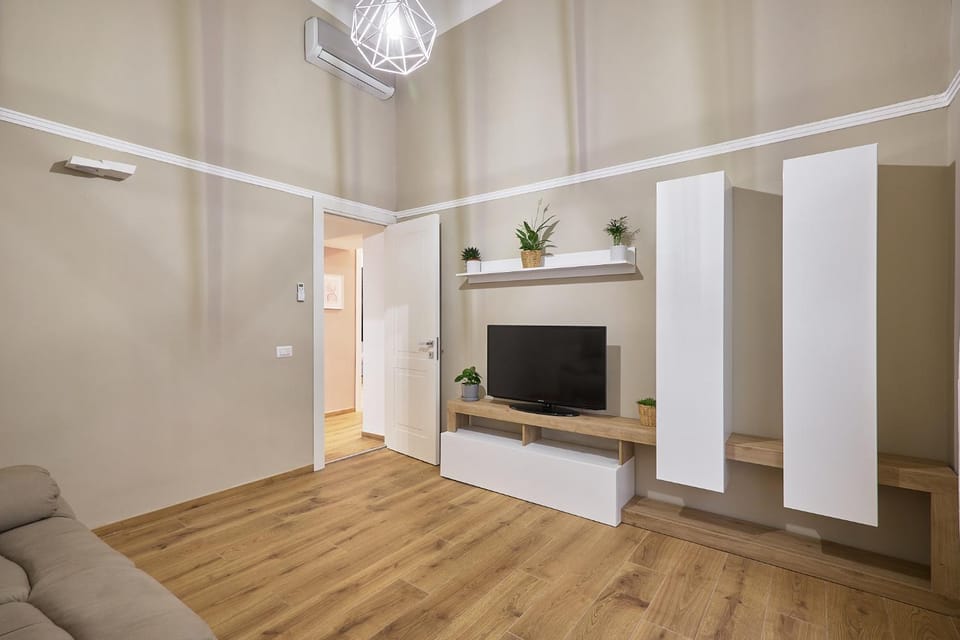 Communal lounge/ TV room, TV and multimedia, Living room, Seating area, Evening entertainment