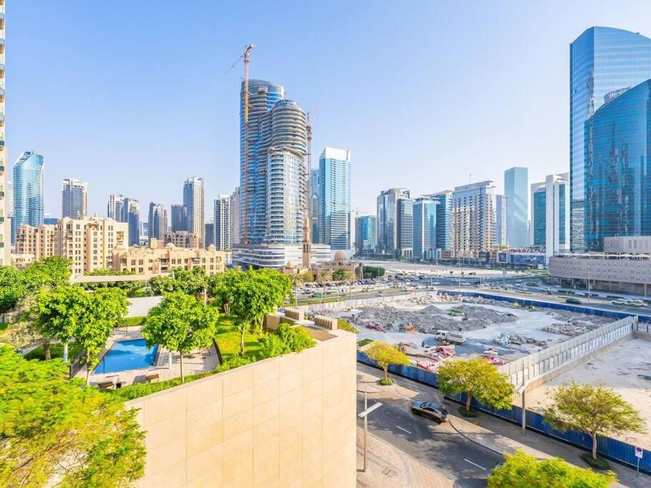 Modern Downtown Escape 1Bedroom with Upscale Comfort Apartment in Dubai