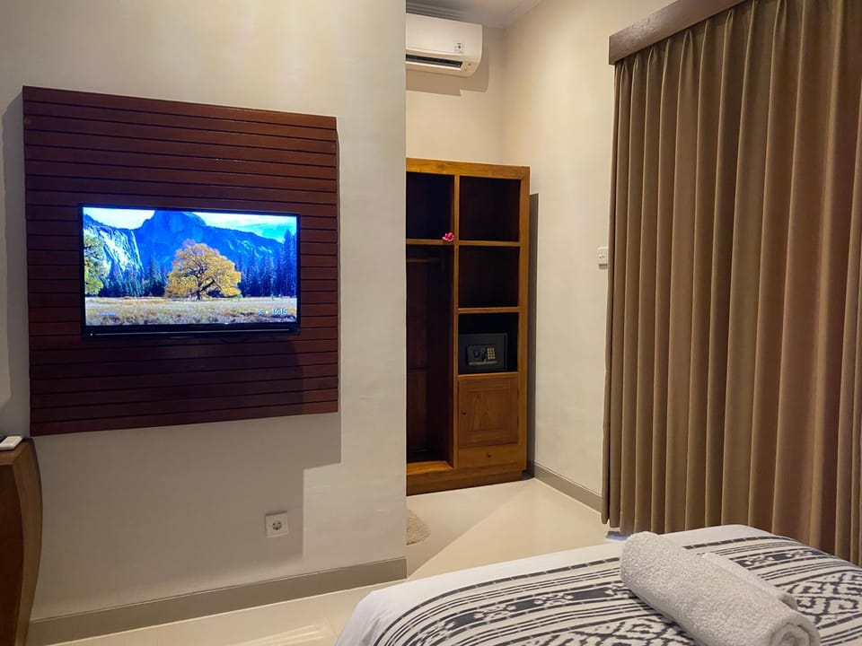 Bed, TV and multimedia, Bedroom, wardrobe, air conditioner