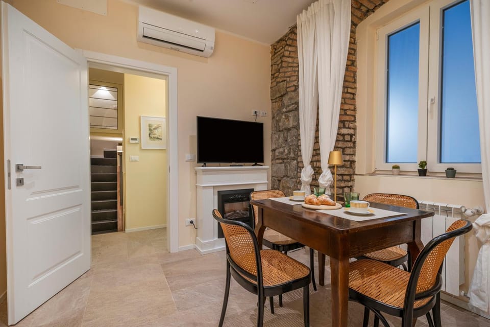 TV and multimedia, Living room, Seating area, Dining area
