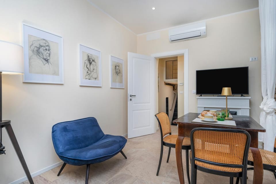 TV and multimedia, Living room, Seating area, Dining area, air conditioner