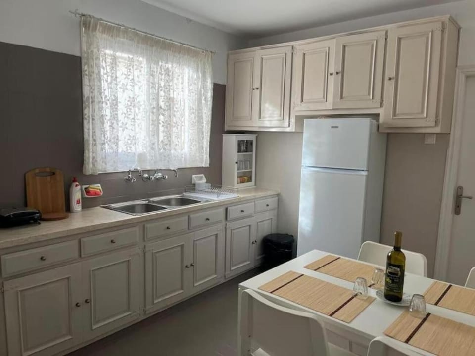 Dining area, kitchen