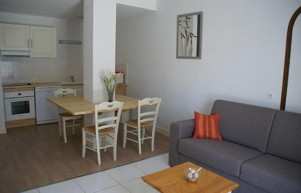 Kitchen or kitchenette, Living room
