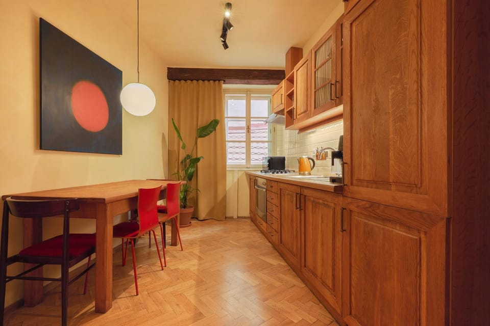 Coffee/tea facilities, Kitchen or kitchenette, Dining area, microwave, stove