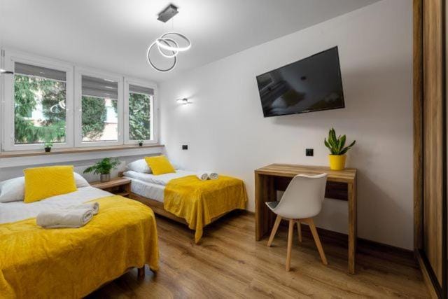 Bed, TV and multimedia, Photo of the whole room, Bedroom, towels
