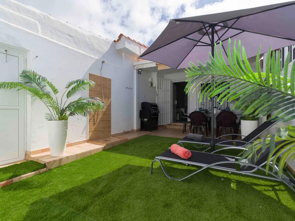 Property building, Balcony/Terrace, Living room, Swimming pool