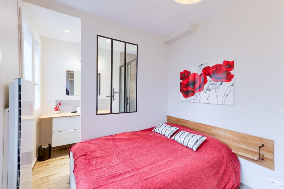 Bed, Photo of the whole room, Bedroom