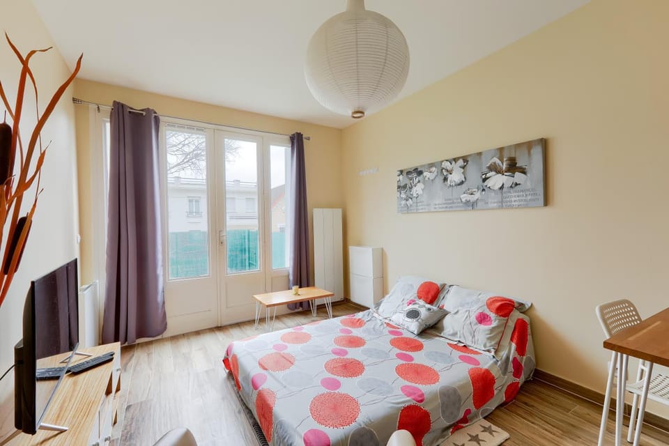 Bed, TV and multimedia, Living room, Photo of the whole room, Bedroom