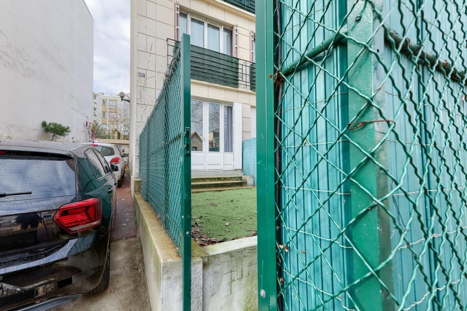 Facade/entrance, Parking