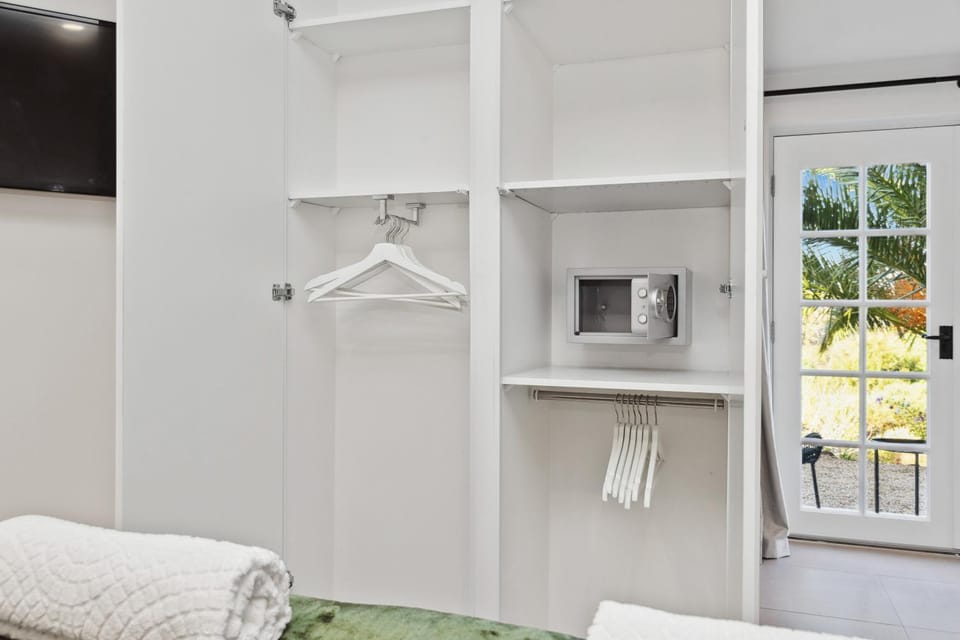 Bedroom, safe, wardrobe