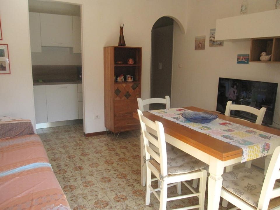 Restaurant/places to eat, TV and multimedia, Living room, Seating area, Dining area, kitchen