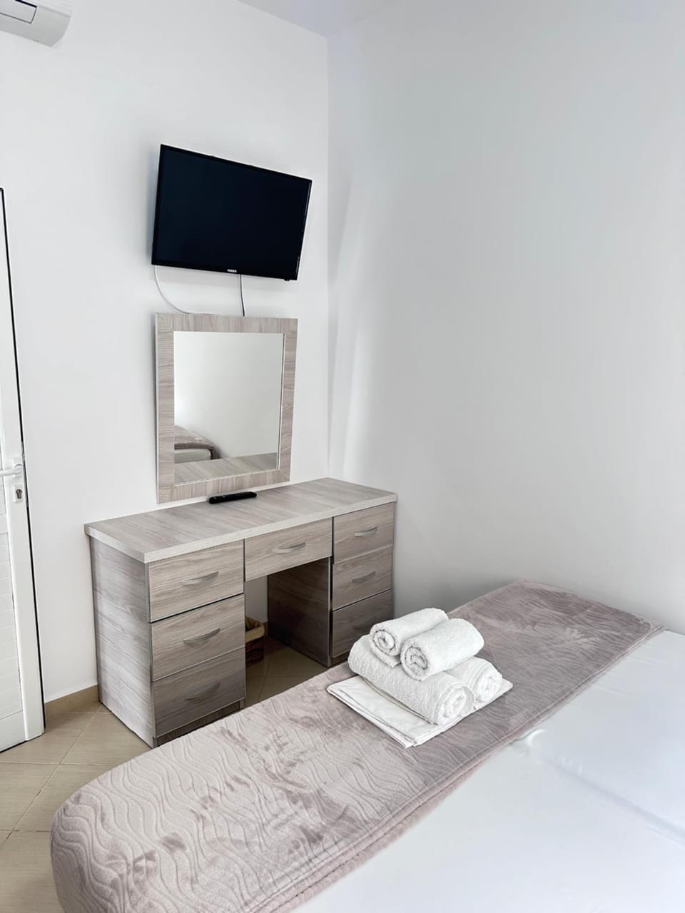 Bed, TV and multimedia, Photo of the whole room, Bedroom, hair dresser, towels, wardrobe