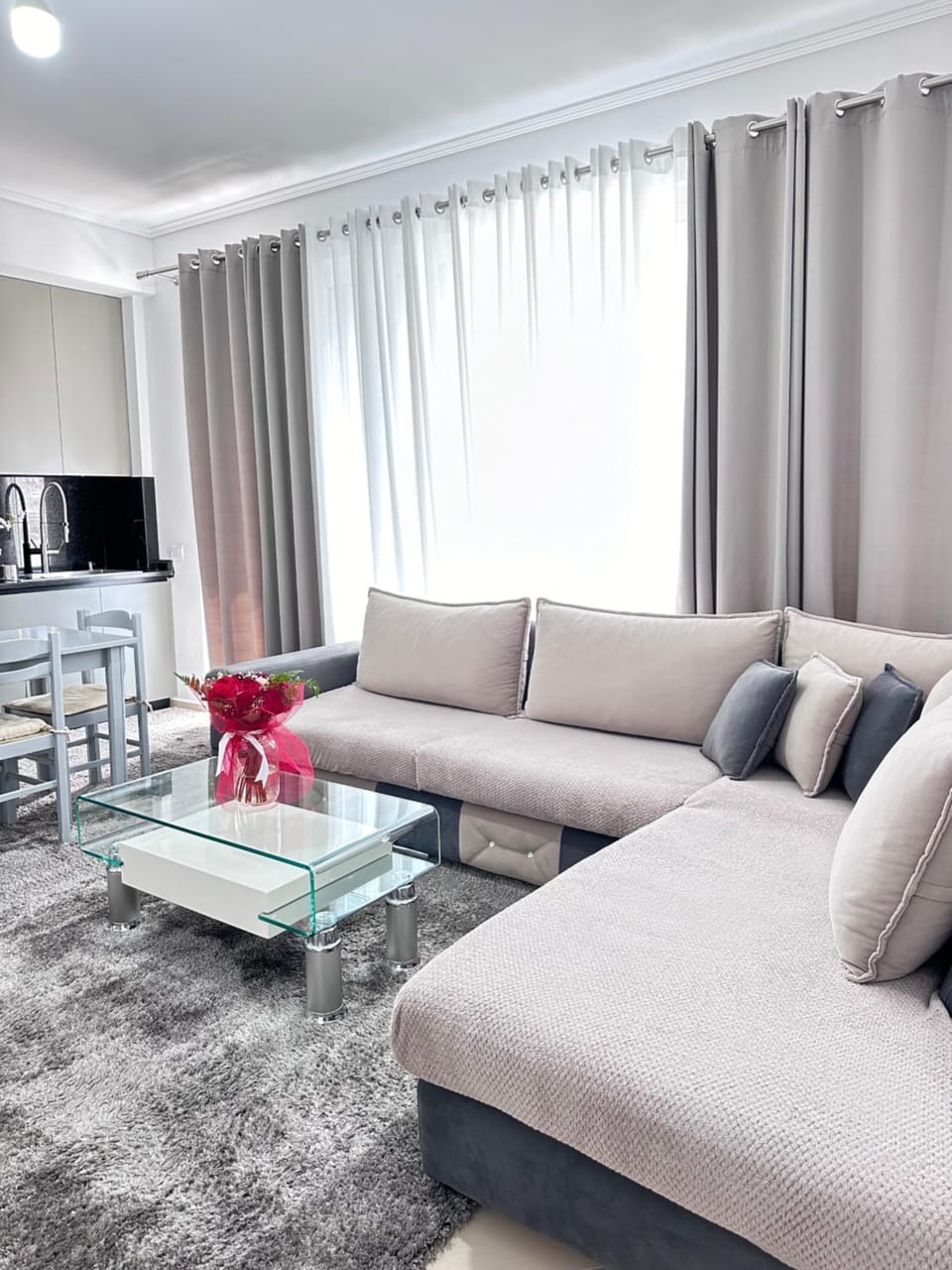 TV and multimedia, Kitchen or kitchenette, Living room, Seating area